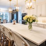 Traditional kitchen with Island in Caesarstone<sup>®</sup> 5000 London Grey